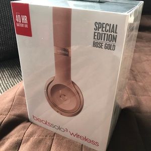 Brand New Wireless Beats Solo 3s Rose Gold